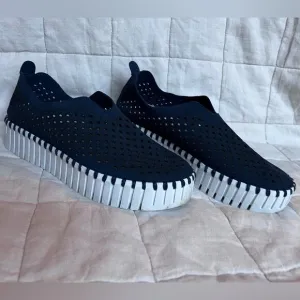 Isle Jacobsen Navy Blue &amp; White Perforated Tulip Platform Slip-On Sneaker - 36