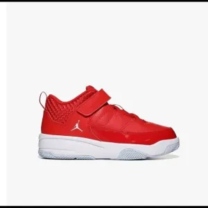 Jordan Kids Jordan Max Aura 3 Athletic Shoes in red. Size 5C